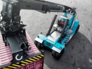 Reach Stackers' Adaptability with Mobile Cranes
